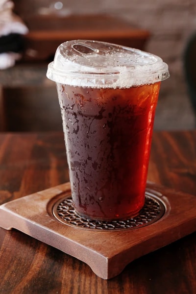 Fresh iced tea on a wooden tray.